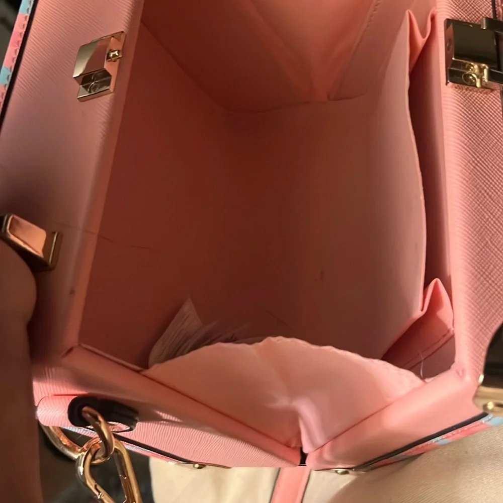 Stylish Travel-Themed Handbag with Pink and Blue Accents - Picture 4 of 10